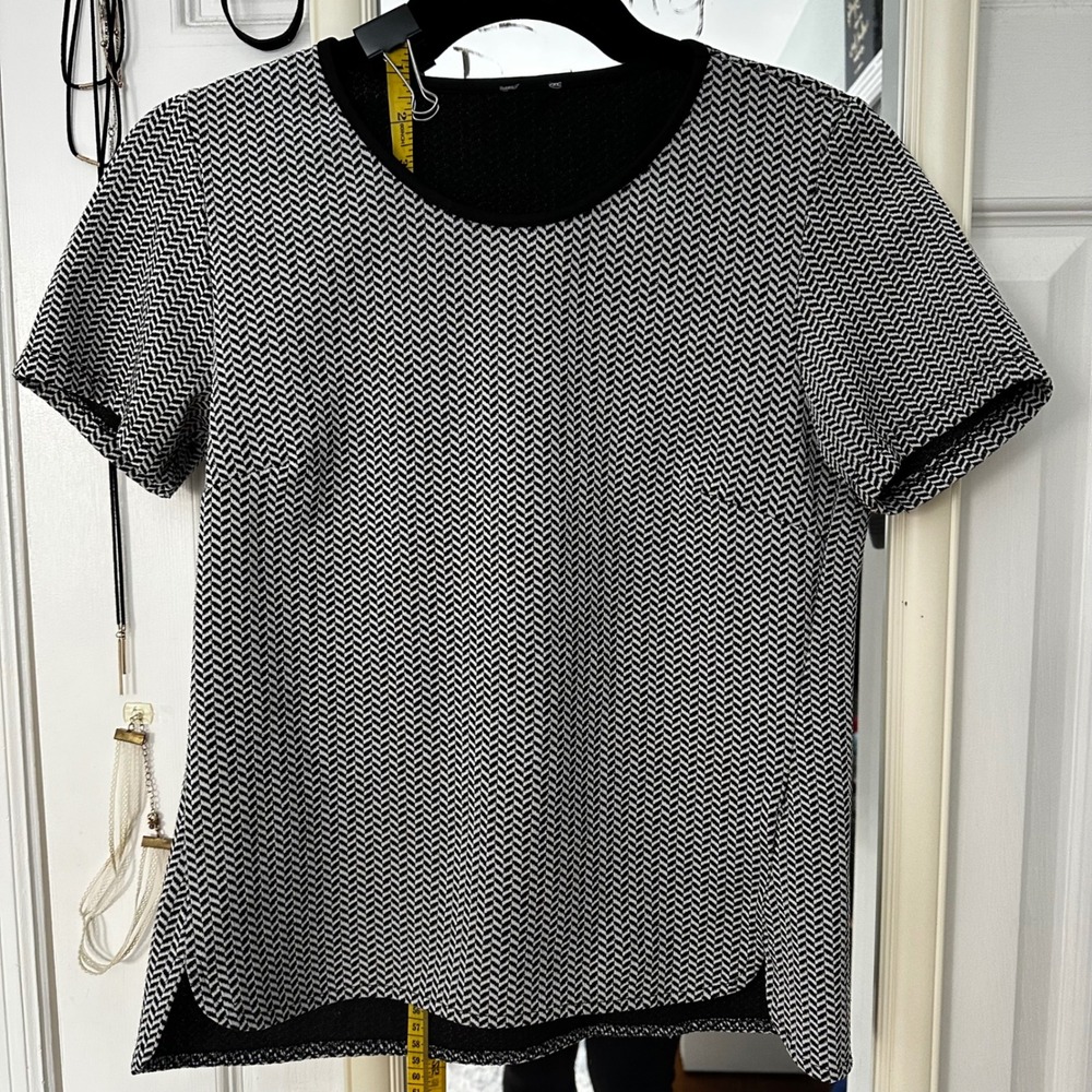 EUC Black White Chevron Print Short Sleeve Top Women's Size Small